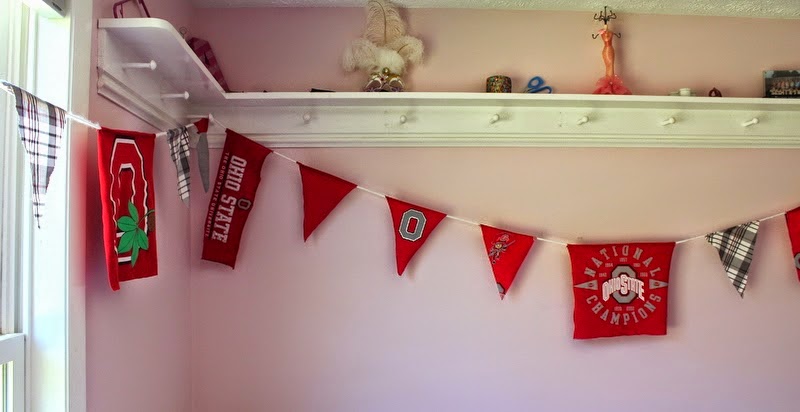 http://maidenjane.blogspot.com/2014/09/diy-t-shirt-tailgate-banner-spirit.html