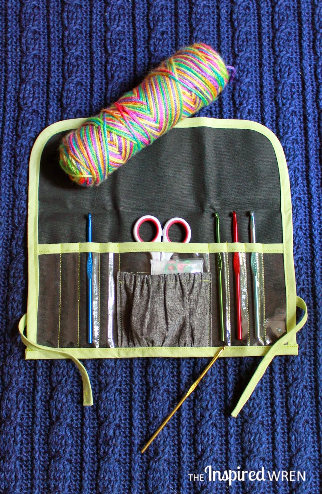 http://theinspiredwren.blogspot.com/2014/08/tutorial-clear-view-crochet-hook-case.html