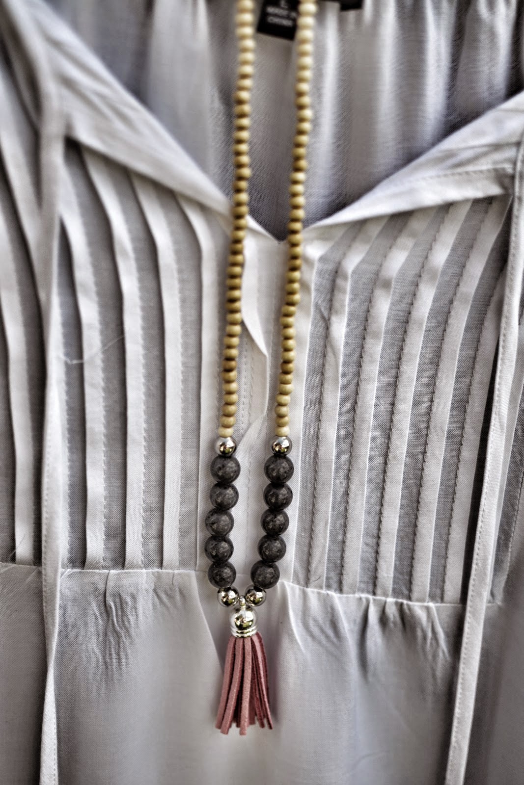 http://plentyofpaprika.blogspot.com/2014/07/4-easy-and-stylish-diy-necklace-designs.html