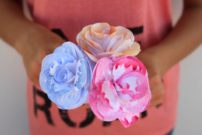 http://curlymade.blogspot.pt/2014/06/diy-watercolor-paper-flowers.html