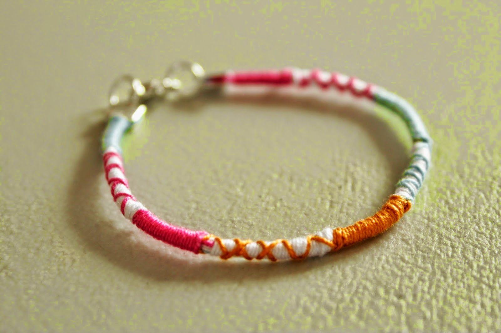 http://curlymade.blogspot.pt/2014/07/diy-wrap-friendship-bracelet.html