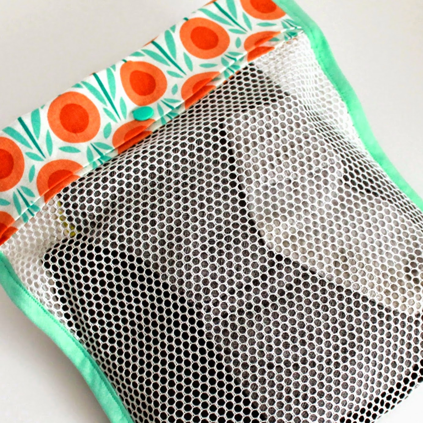 http://theinspiredwren.blogspot.com/2014/07/tutorial-simple-mesh-bag.html