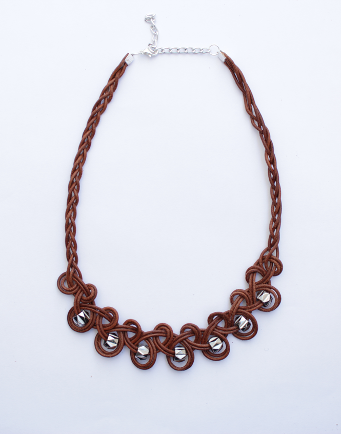 http://curlymade.blogspot.pt/2014/06/diy-knotted-leather-necklace.html