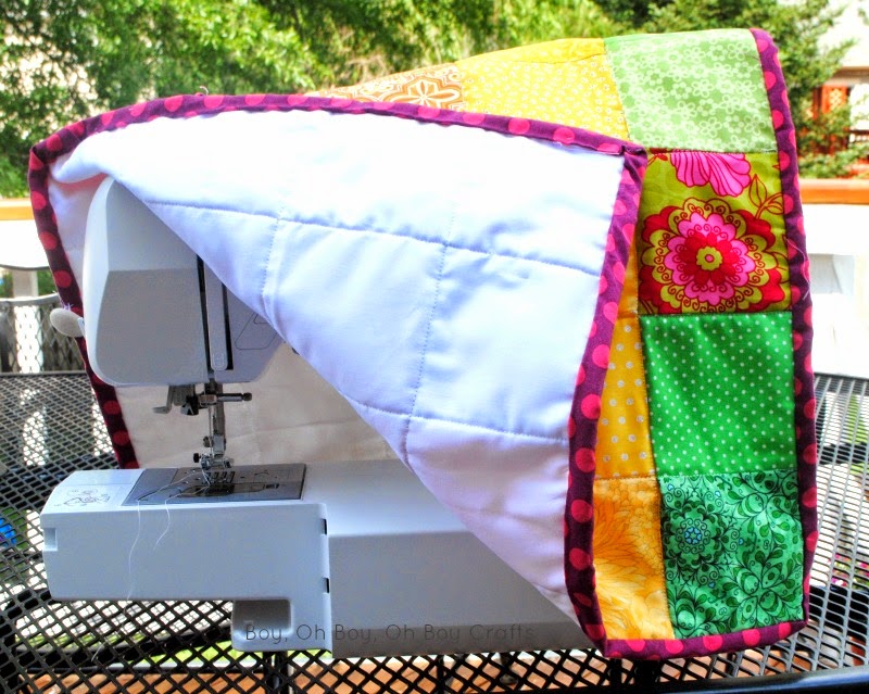 http://www.boyohboyohboycrafts.com/2014/05/quilted-sewing-machine-cover-tutorial.html