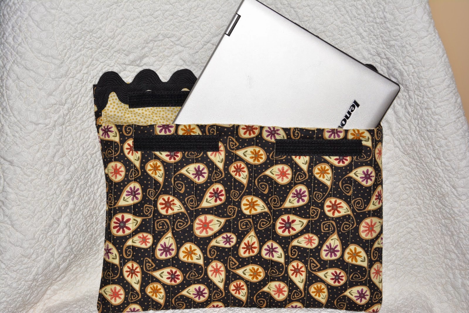 http://www.piecedbrain.com/2014/06/quick-laptop-sleeve-tutorial.html