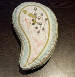 http://carinascrafts.wordpress.com/2014/06/01/pretty-paisley-pin-cushion-tutorial/