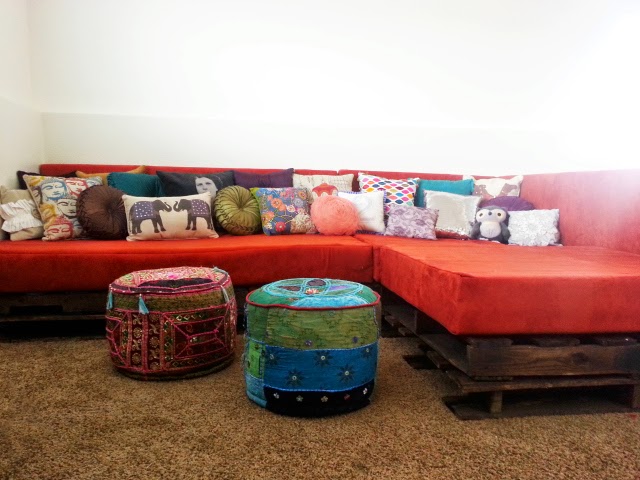 http://www.ajoyfulriot.com/2014/05/27/diy-shipping-pallet-couch/