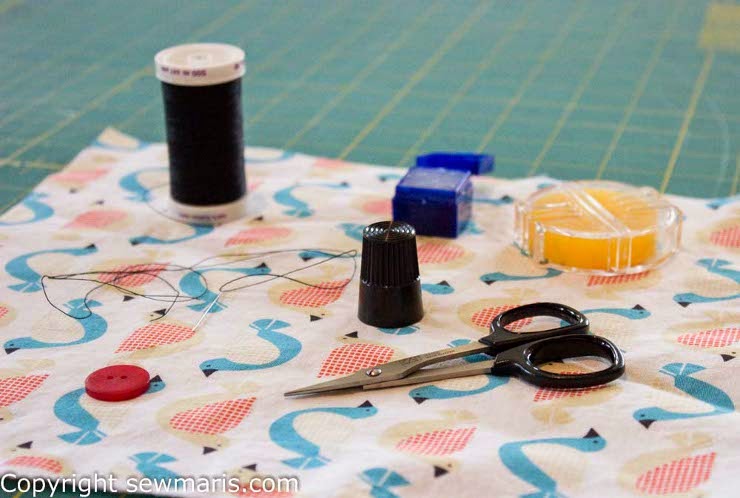 http://www.sewmaris.com/tutorials/tutorial-sew-a-button-fast-easy