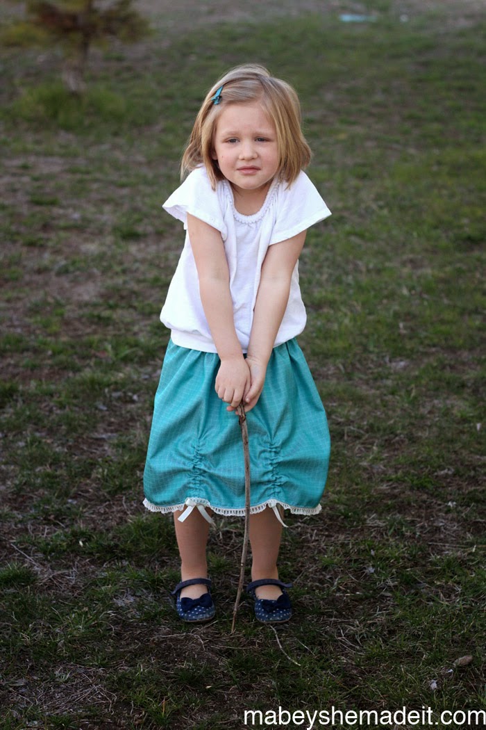 http://www.mabeyshemadeit.com/ribbon-gathered-skirt-tutorial/