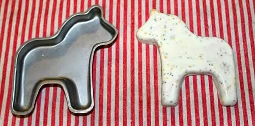 http://the-pickled-herring.blogspot.com/2014/04/dala-horse-soap-tutorial.html