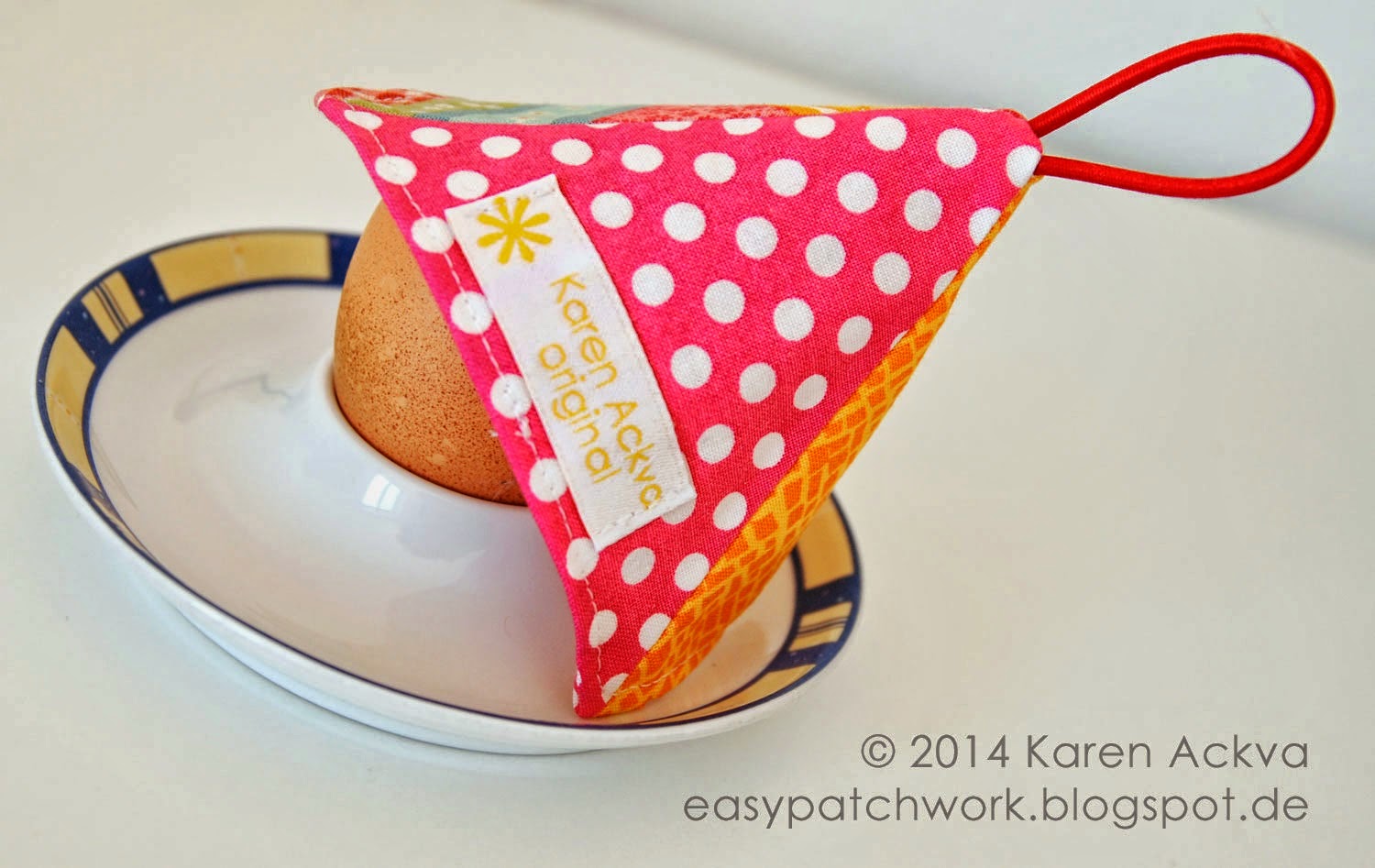 http://easypatchwork.blogspot.de/2014/03/easy-pyramid-egg-warmer-free-tutorial_16.html