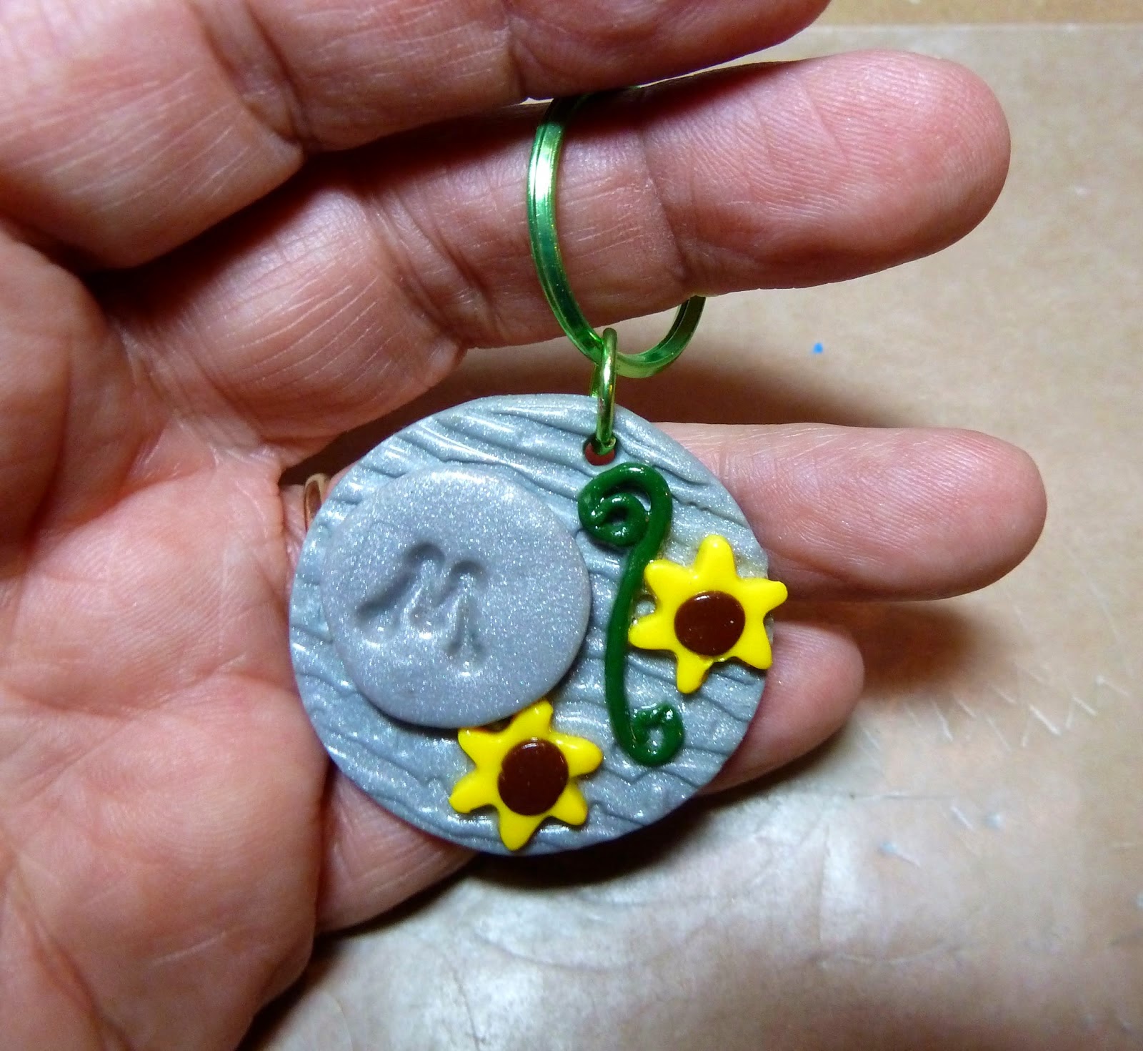 http://www.makeiteasycrafts.com/2014/04/spring-sunflower-monogram-key-ring.html