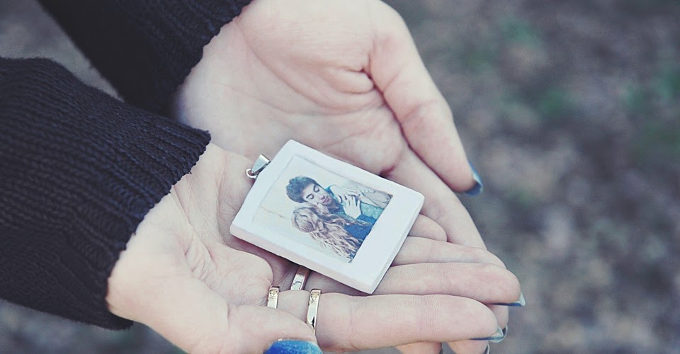 http://www.one-o.it/diy-polaroid-necklace/#.UzAC21fLI3A