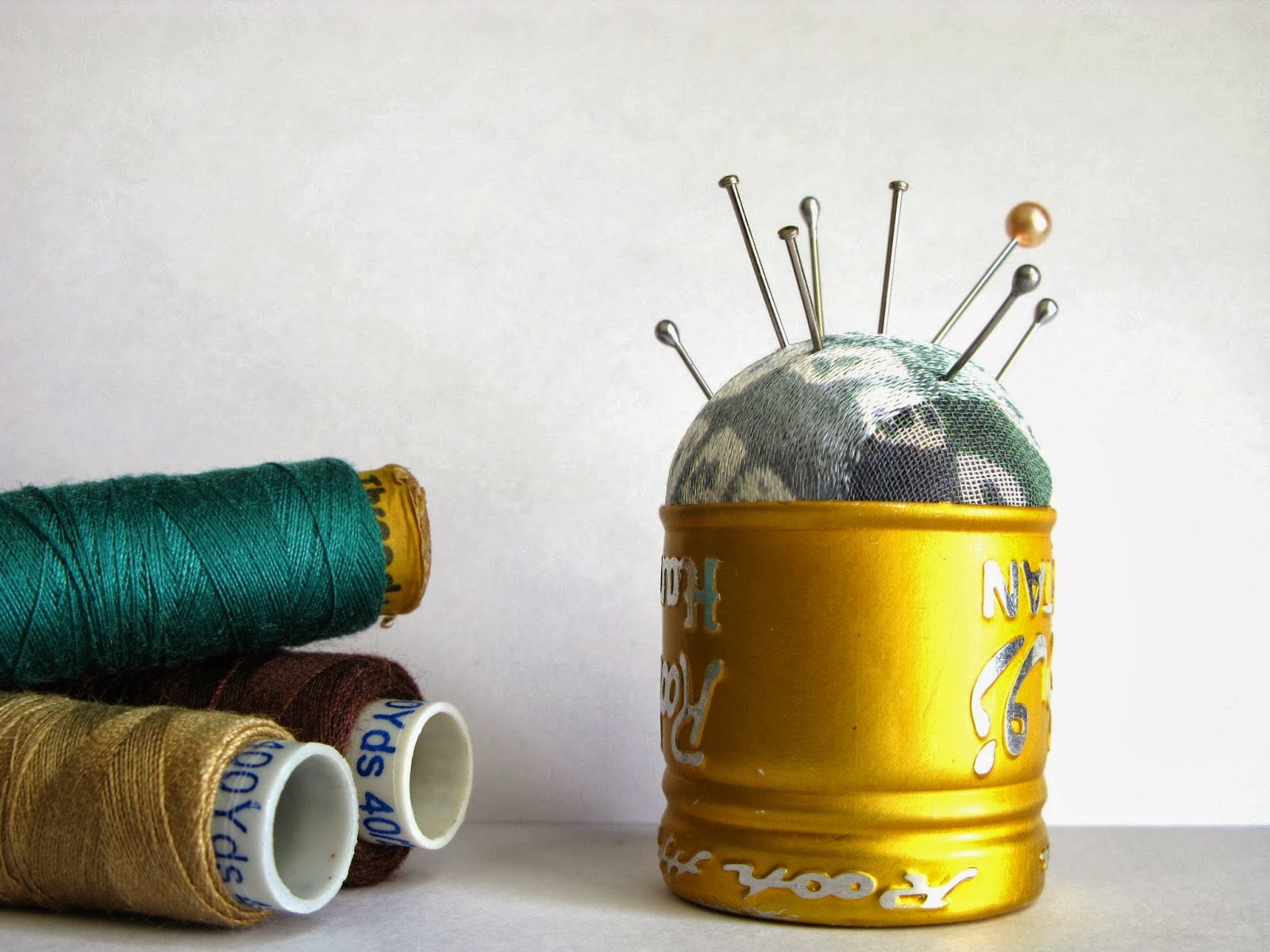 http://alternatecreations.blogspot.ae/2014/02/no-sew-bottle-cap-pin-cushion.html