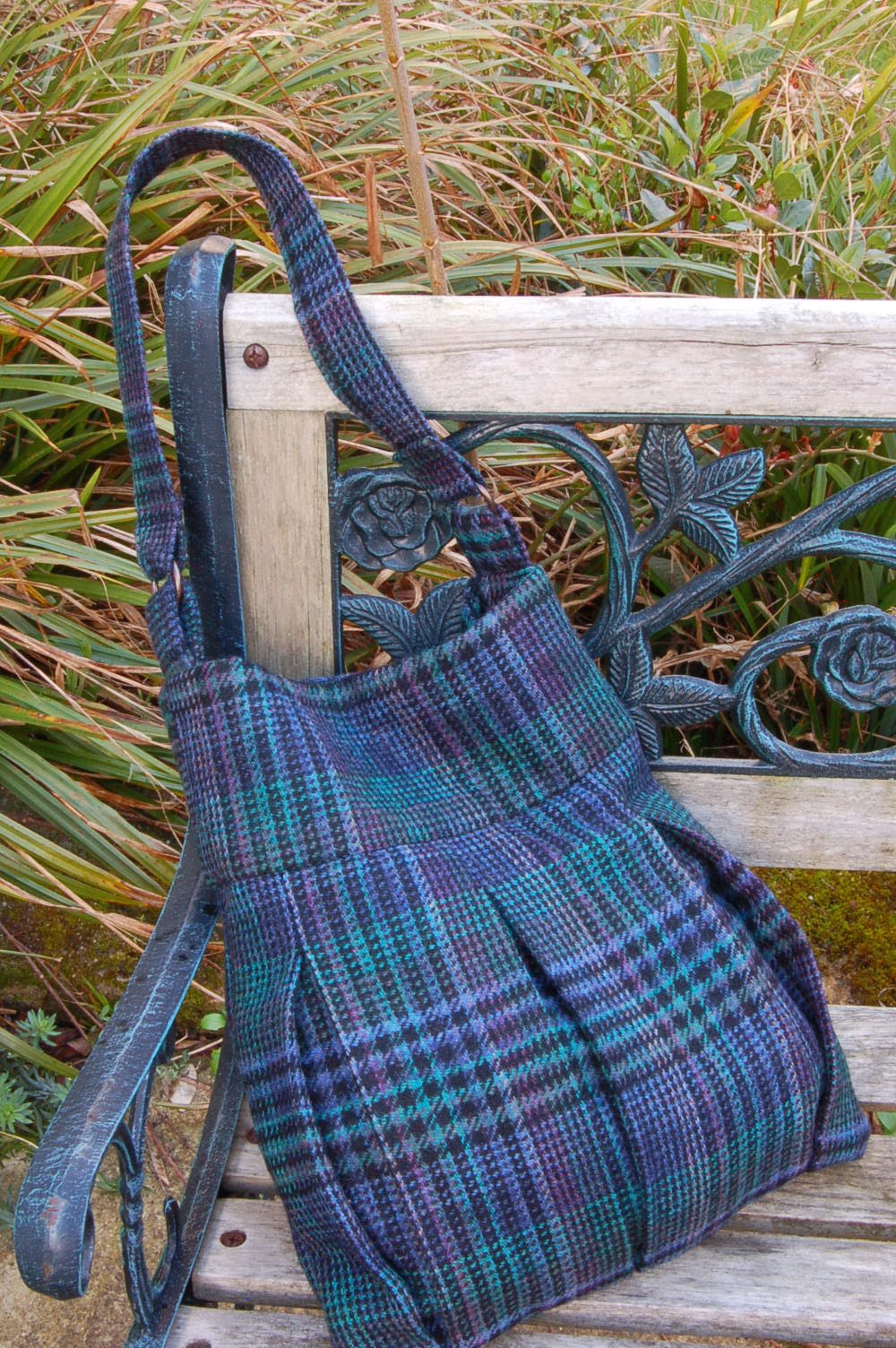 http://vickymyerscreations.co.uk/uncategorized/tweed-skirt-upcycled-bag/