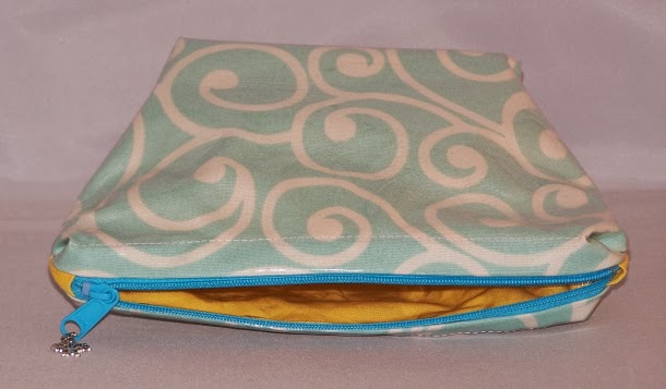 http://lcartera.wordpress.com/2014/02/08/vinyl-cosmetic-bag-tutorial/