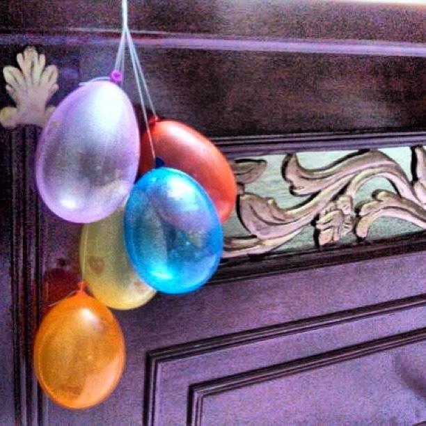 http://creativekhadija.com/2014/01/birthday-diy-glitter-hearts-balloons/