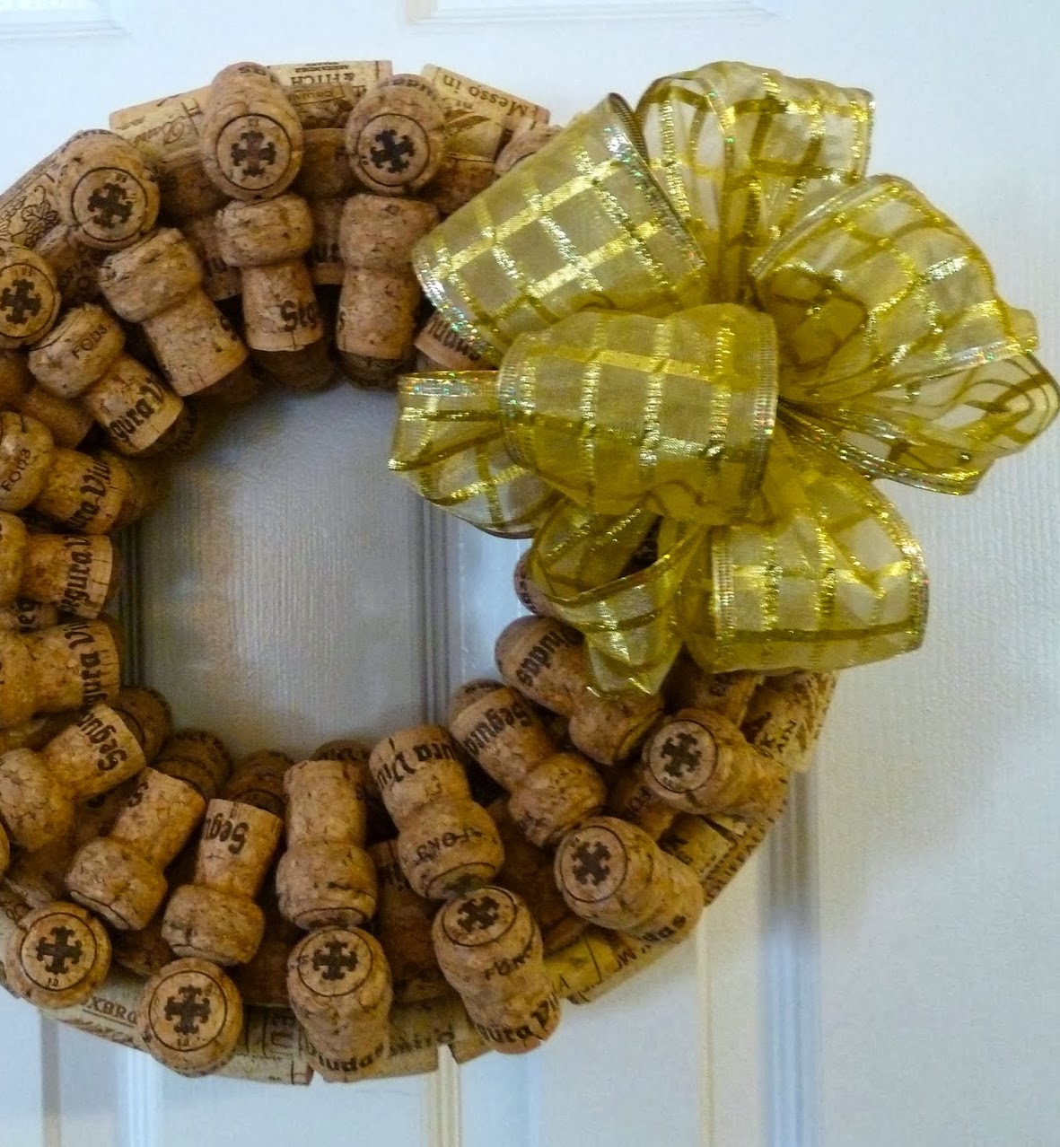 http://www.makeiteasycrafts.com/2014/01/recycled-wine-and-champagne-cork-wreath.html