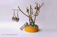 http://curlymade.blogspot.pt/2013/12/diy-branch-jewellery-holder.html