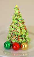 http://cookcleancraft.com/2013/12/popcorn-christmas-tree-tutorial/