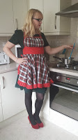 http://so-sew-easy.com/christmas-apron-pattern/