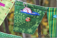 http://craftystaci.com/2013/11/18/zippered-christmas-countdown-banner/